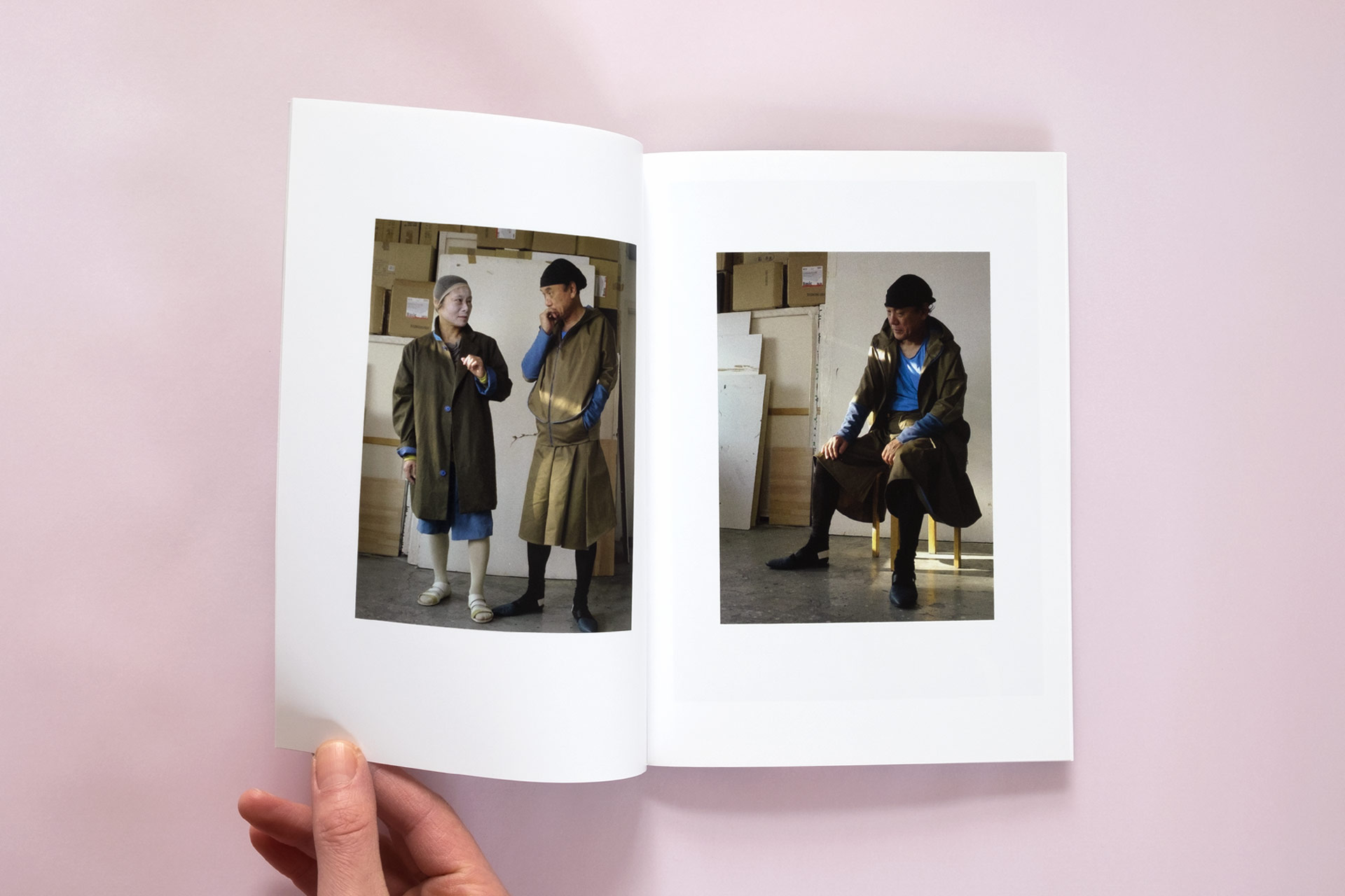 Foto eines Look-Books für Sium. Innenseiten mit Fotos von einem japanischen Paar welches Sium-Mode trägt