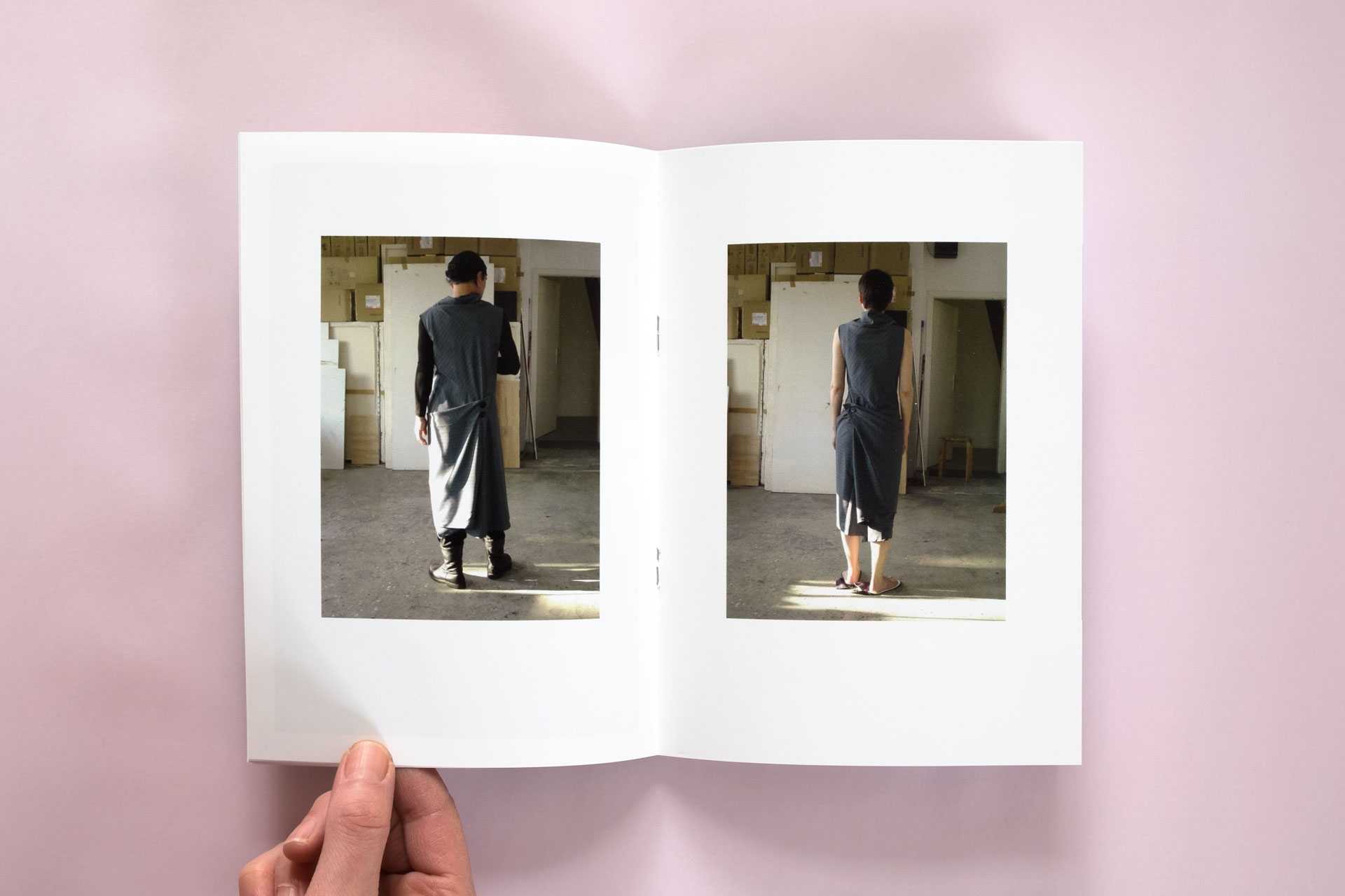 Foto eines Look-Books für Sium. Innenseiten mit Fotos von einem japanischen Paar welches Sium-Mode trägt